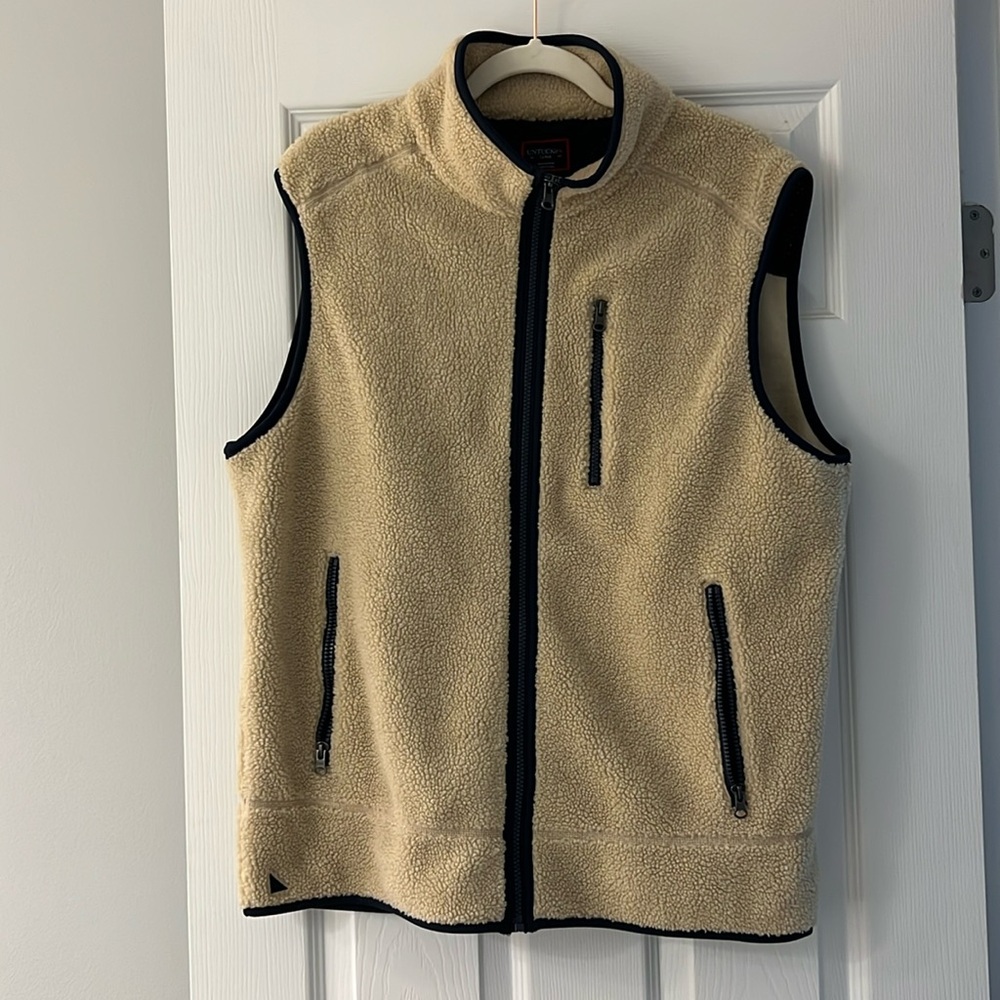 Untuckit men’s Sherpa vest